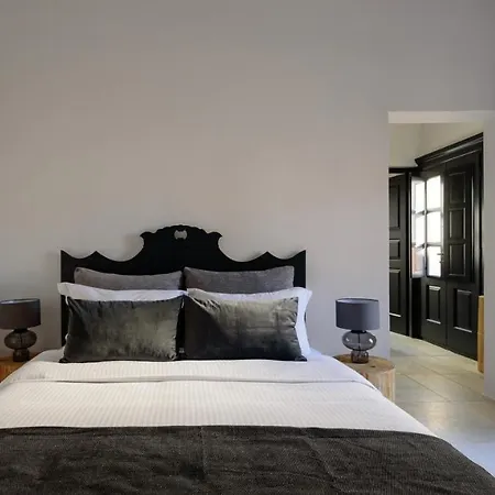 Firalia, Casa In Rock Suites Hotel