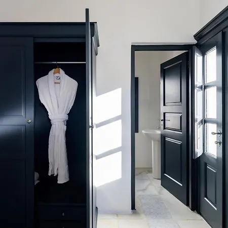 Firalia, Casa In Rock Suites