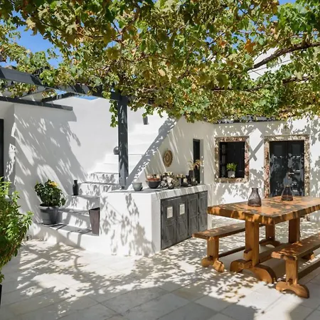 Firalia, Casa In Rock Suites *