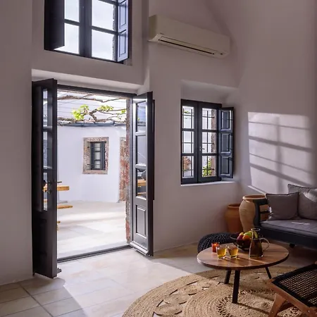 Firalia, Casa In Rock Suites *
