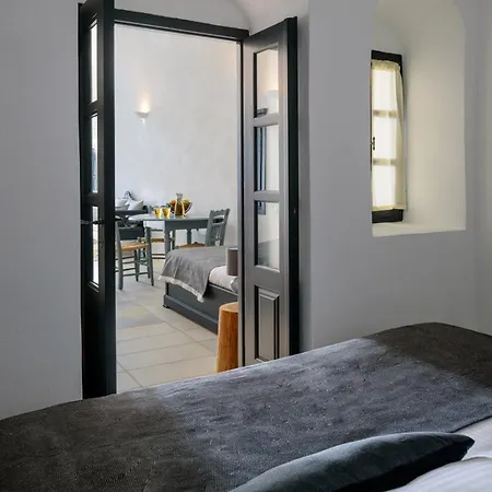 Firalia, Casa In Rock Suites