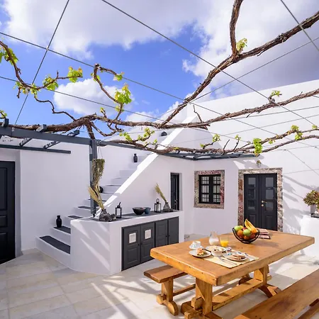 Firalia, Casa In Rock Suites *