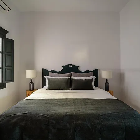 Firalia, Casa In Rock Suites