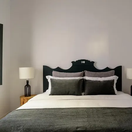 Firalia, Casa In Rock Suites *