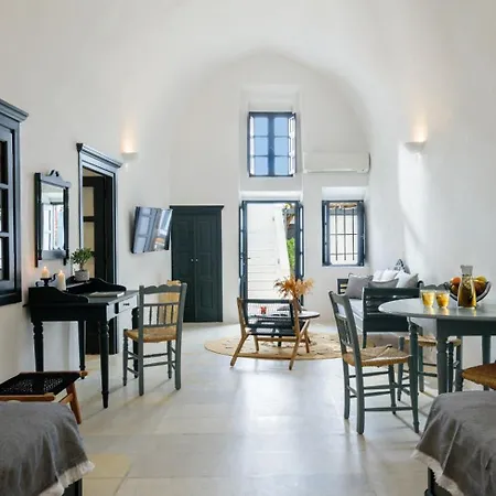 Firalia, Casa In Rock Suites *