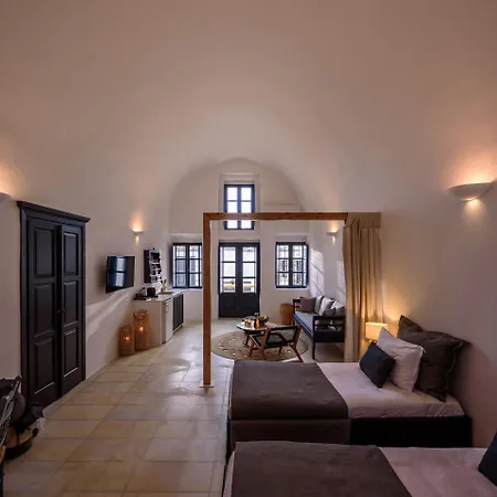 Firalia, Casa In Rock Suites