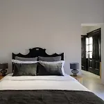 Firalia, Casa In Rock Suites Hotel