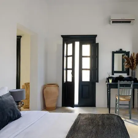 Firalia, Casa In Rock Suites