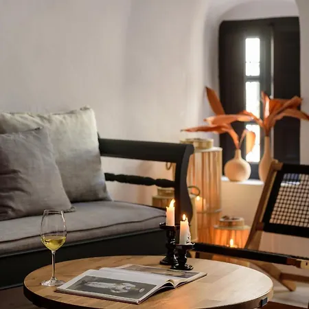 Firalia, Casa In Rock فندق ثيرا