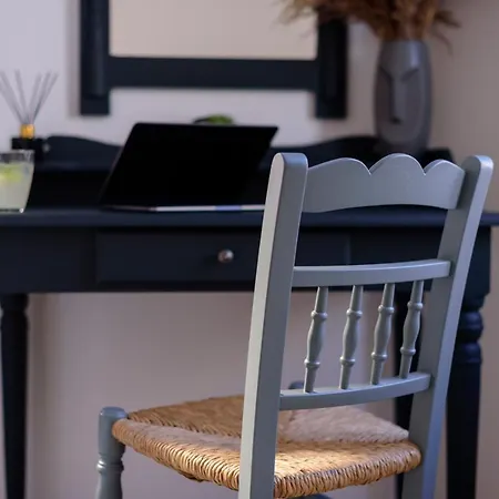 Firalia, Casa In Rock ثيرا