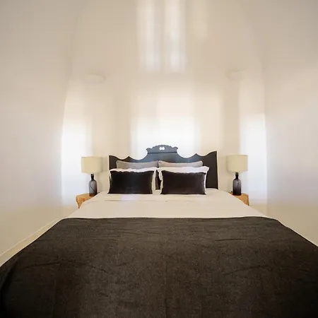 Firalia, Casa In Rock فندق ثيرا